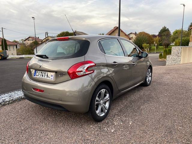 Peugeot 208 - 1.6 E-HDI 92 ALLURE